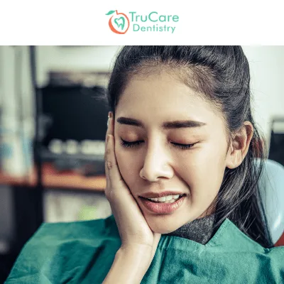 What are the roles of an emergency dentist?